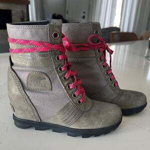 Sorel Women's Gray/Taupe Wedge waterproof Boots 6.5